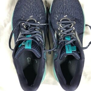 Brooks ghost tennis shoes.  These are a size 7